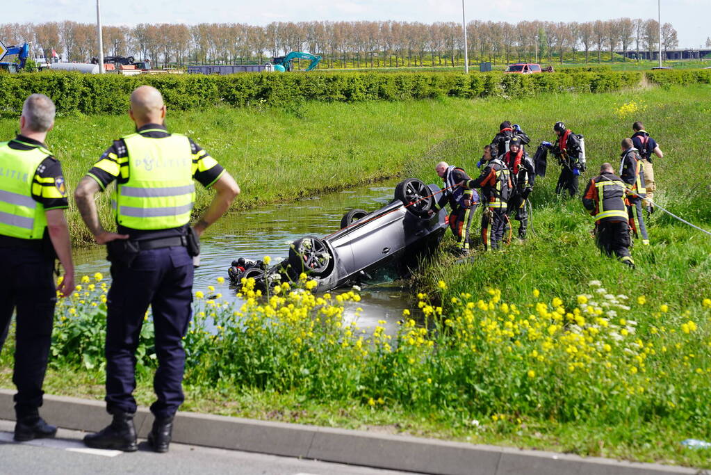 Auto belandt ondersteboven in de sloot