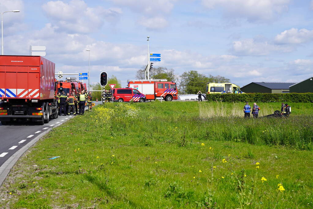 Auto belandt ondersteboven in de sloot