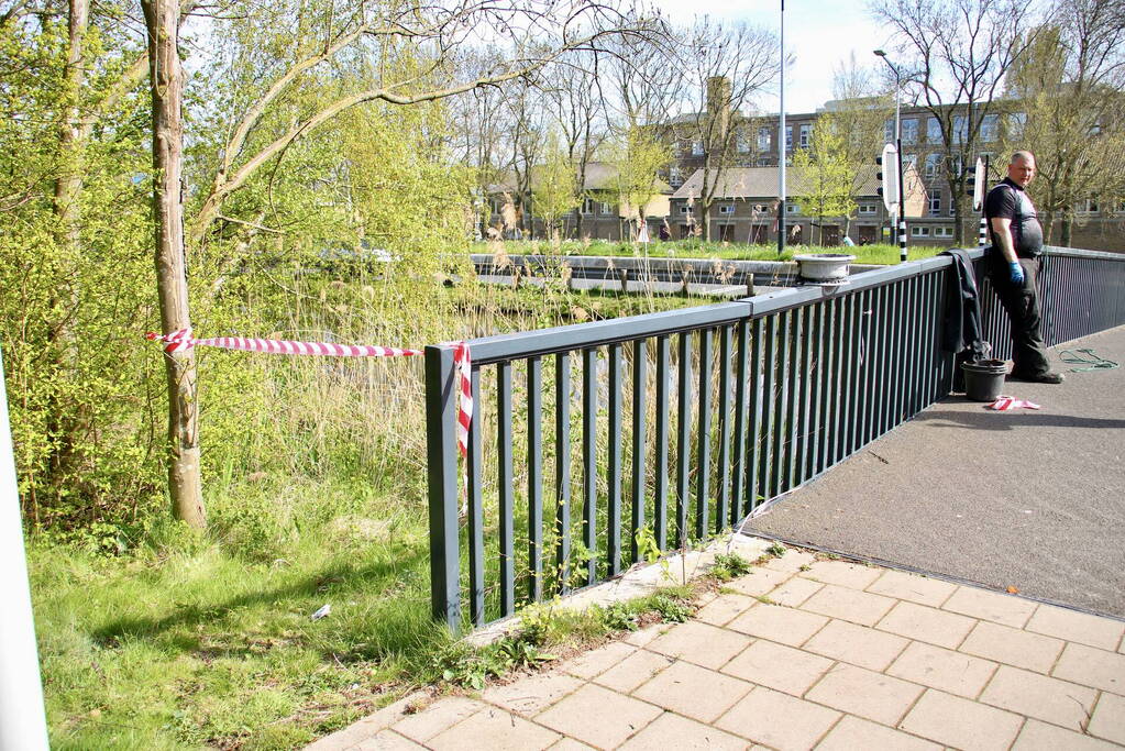 Magneetvissers vinden twee granaten in gracht