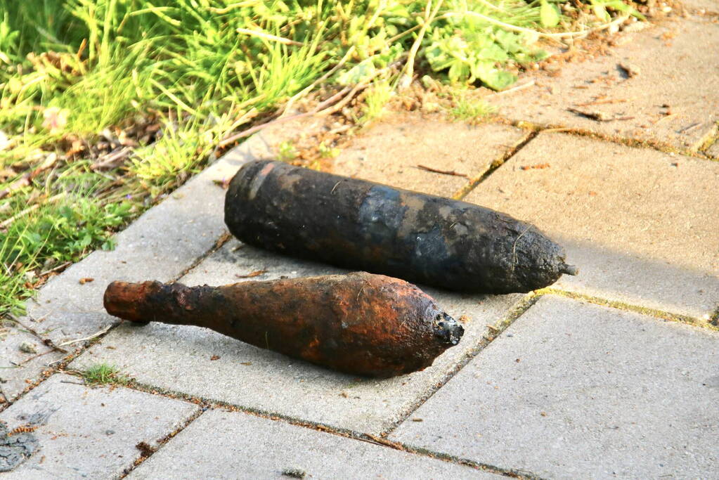 Magneetvissers vinden twee granaten in gracht