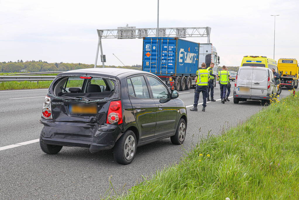 Bestuurder bestelbus botst op voorganger