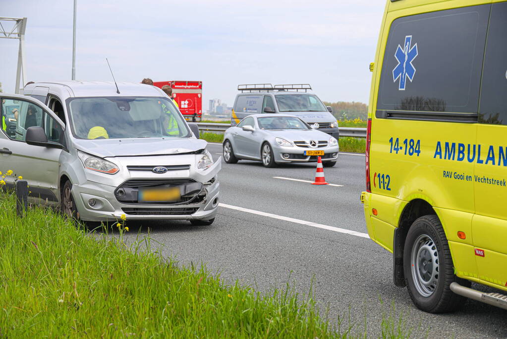 Bestuurder bestelbus botst op voorganger