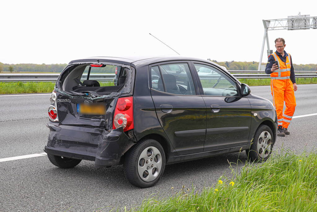 Bestuurder bestelbus botst op voorganger