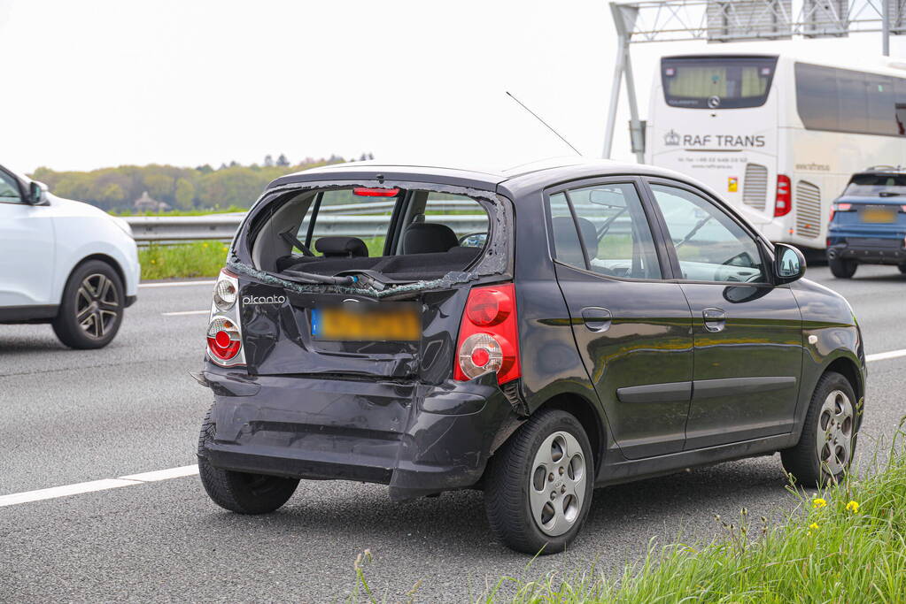 Bestuurder bestelbus botst op voorganger