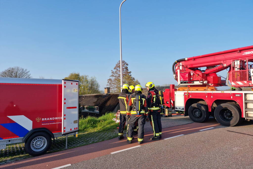 Brand in rietenkap van woning