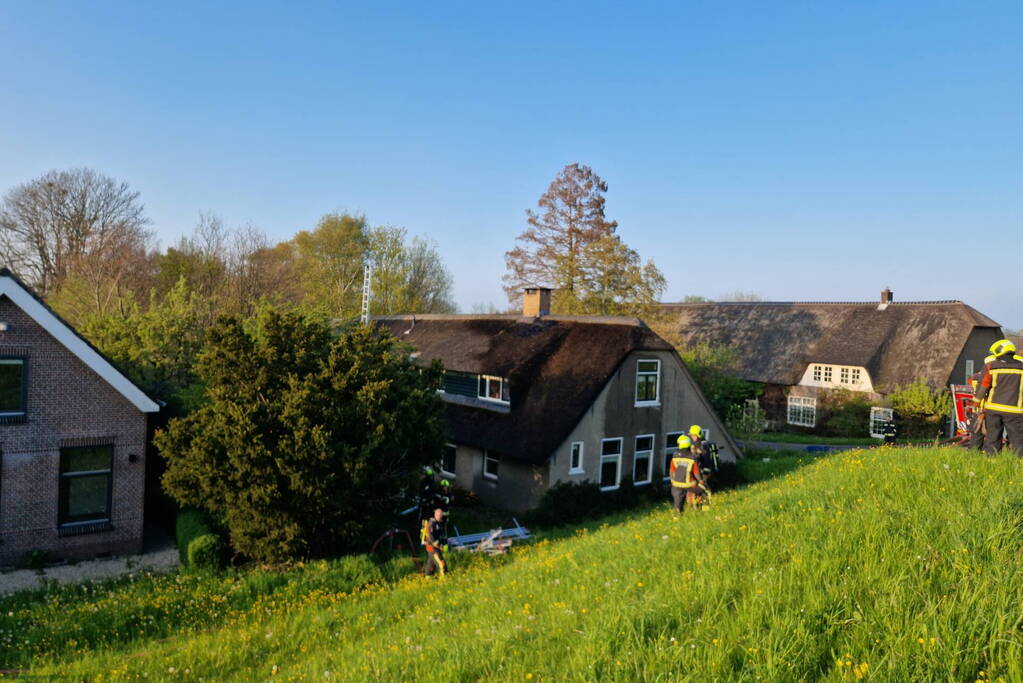 Brand in rietenkap van woning