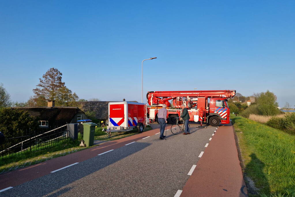 Brand in rietenkap van woning