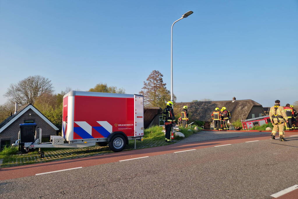 Brand in rietenkap van woning