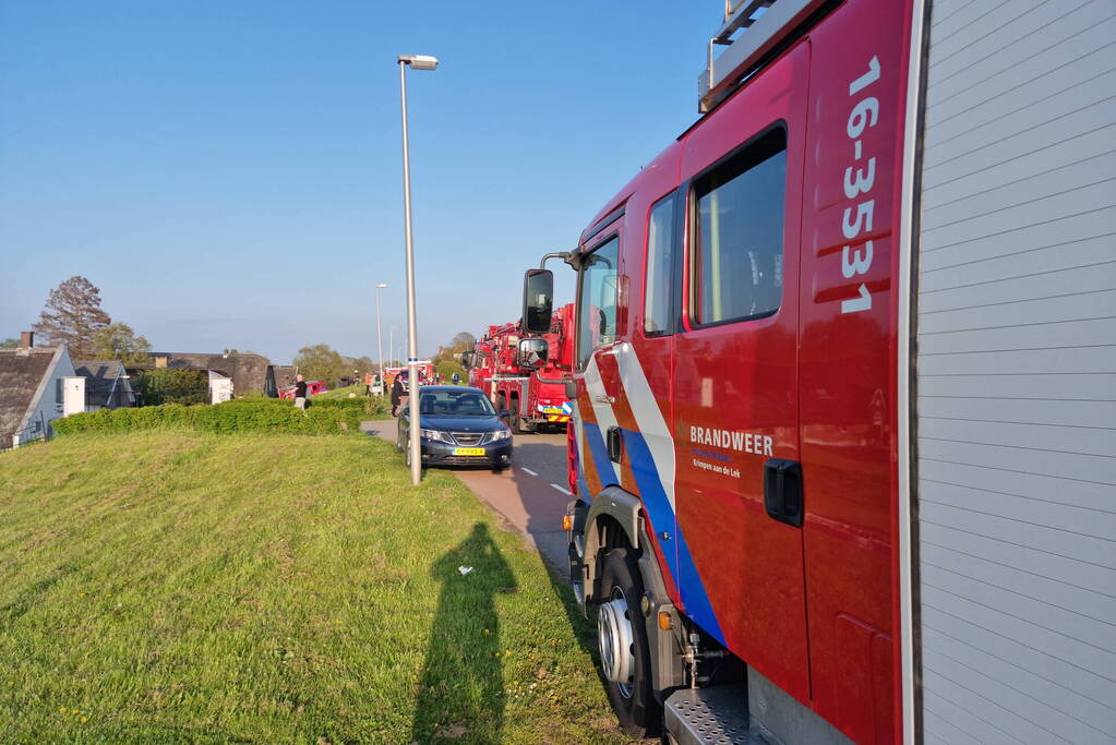 Brand in rietenkap van woning