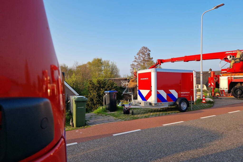 Brand in rietenkap van woning