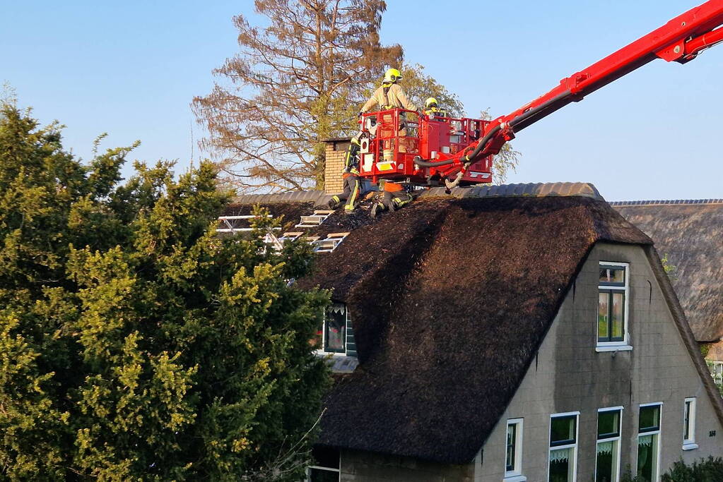 Brand in rietenkap van woning