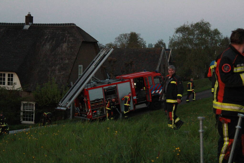 Brand in rietenkap van woning