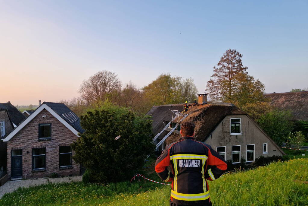 Brand in rietenkap van woning