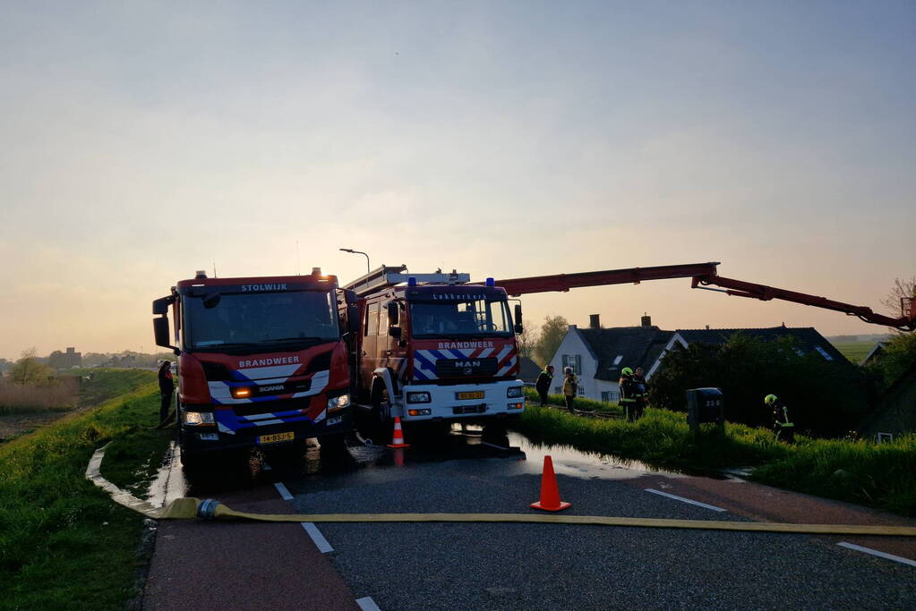 Brand in rietenkap van woning