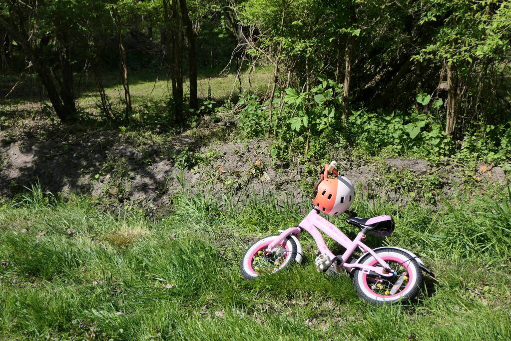 Onderzoek naar aantroffen kinderfiets langs waterkant Vakantiepark Molecaten Park Waterbos