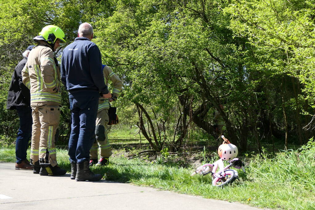 Onderzoek naar aantroffen kinderfiets langs waterkant Vakantiepark Molecaten Park Waterbos