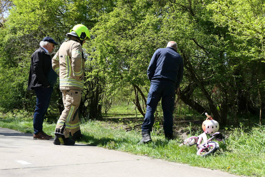 Onderzoek naar aantroffen kinderfiets langs waterkant Vakantiepark Molecaten Park Waterbos