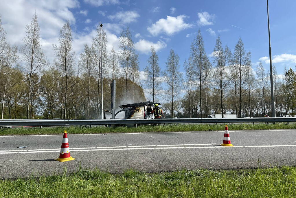 Bestelbus ramt vangrail en vliegt in brand