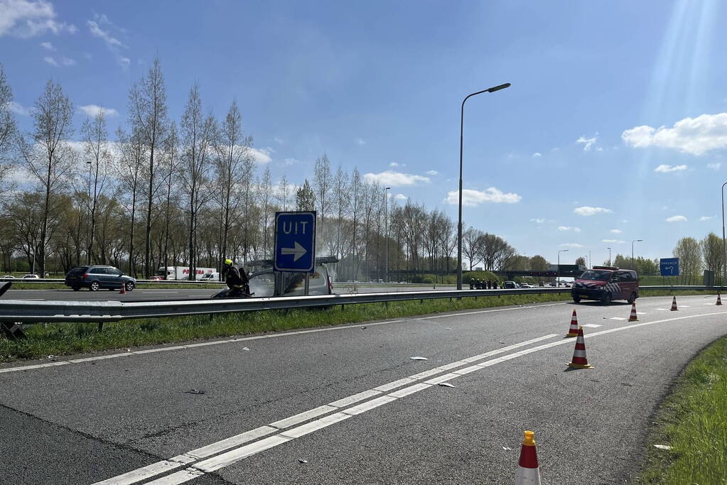 Bestelbus ramt vangrail en vliegt in brand