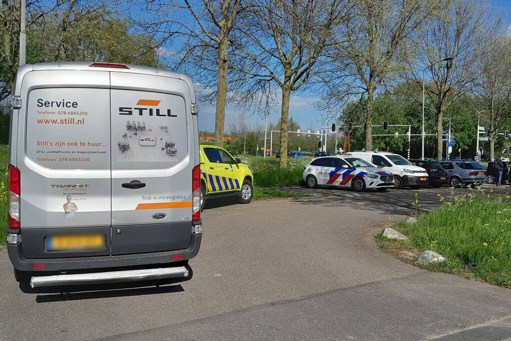 Bestelbus botst achterop personenauto