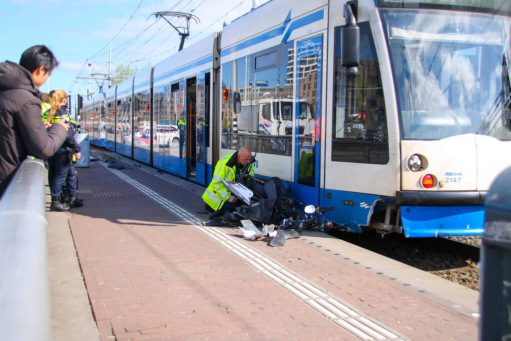 Tram 26 botst op bromfietser