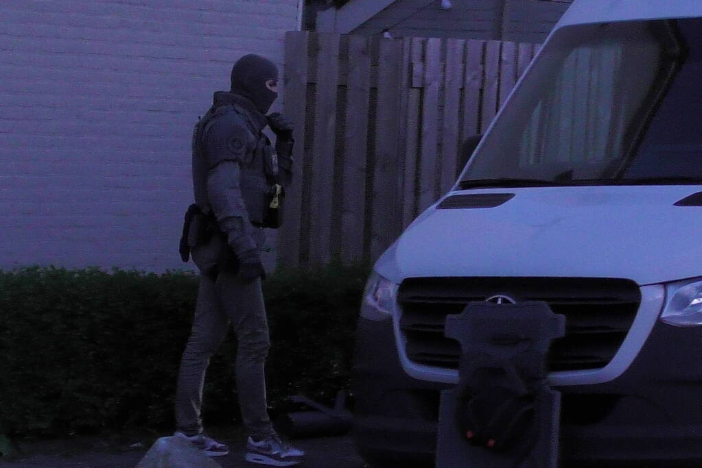 Arrestatieteam doet inval in woning