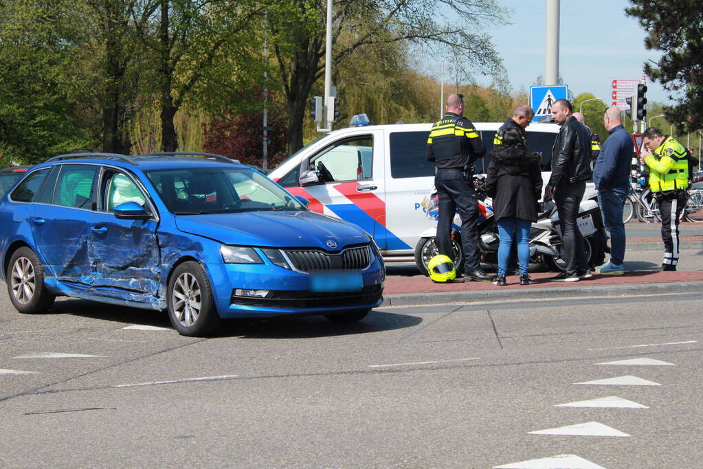 Taxi en personenwagen botsen op kruising