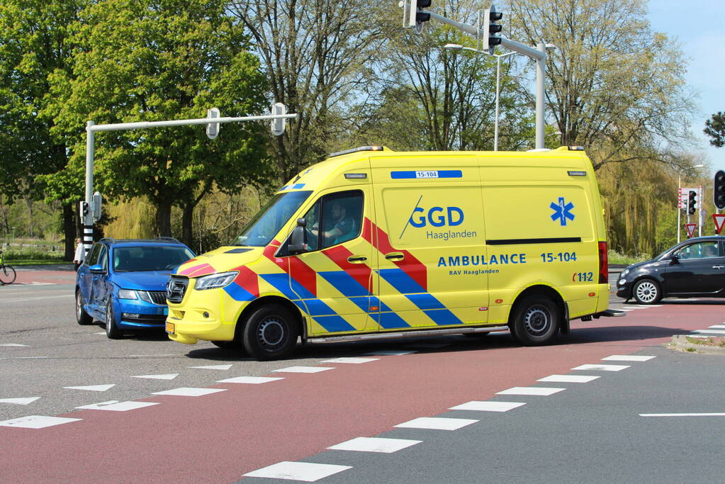 Taxi en personenwagen botsen op kruising