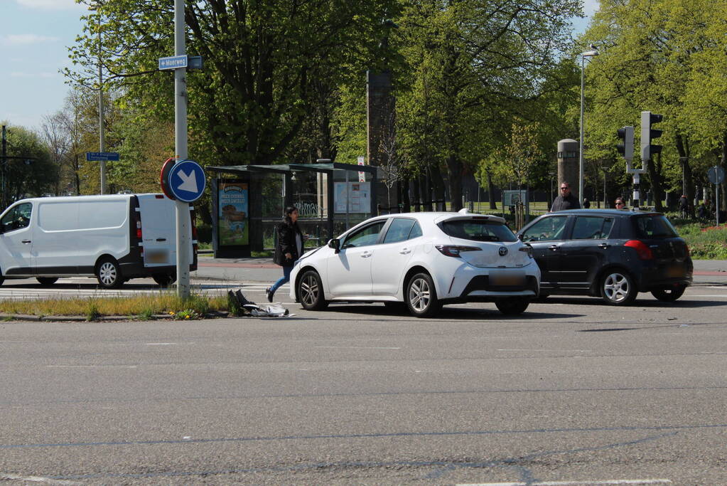 Taxi en personenwagen botsen op kruising