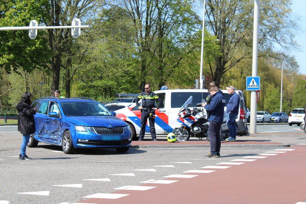 Taxi en personenwagen botsen op kruising