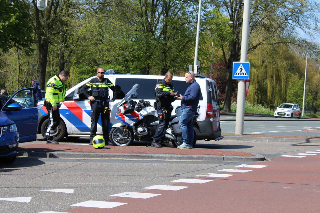 Taxi en personenwagen botsen op kruising