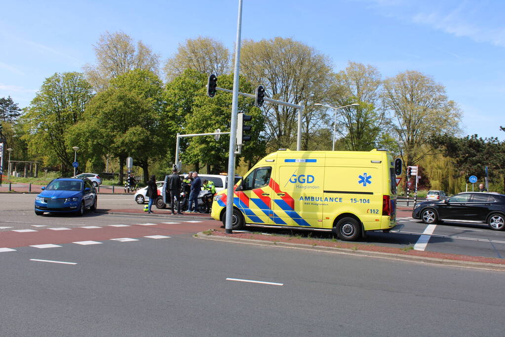 Taxi en personenwagen botsen op kruising