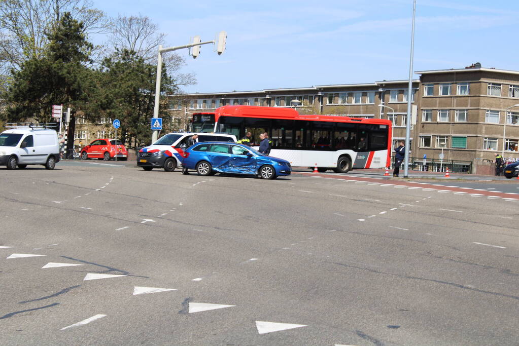 Taxi en personenwagen botsen op kruising