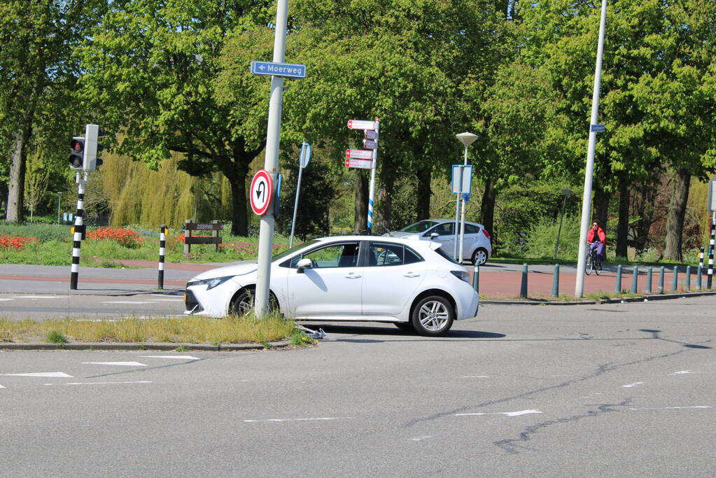 Taxi en personenwagen botsen op kruising