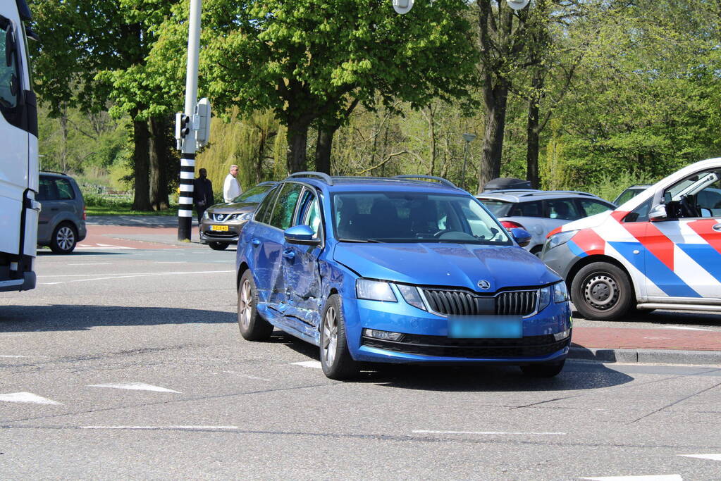 Taxi en personenwagen botsen op kruising