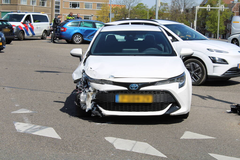 Taxi en personenwagen botsen op kruising