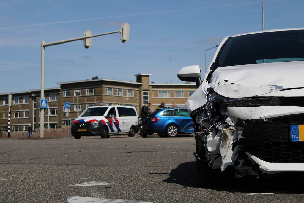 Taxi en personenwagen botsen op kruising