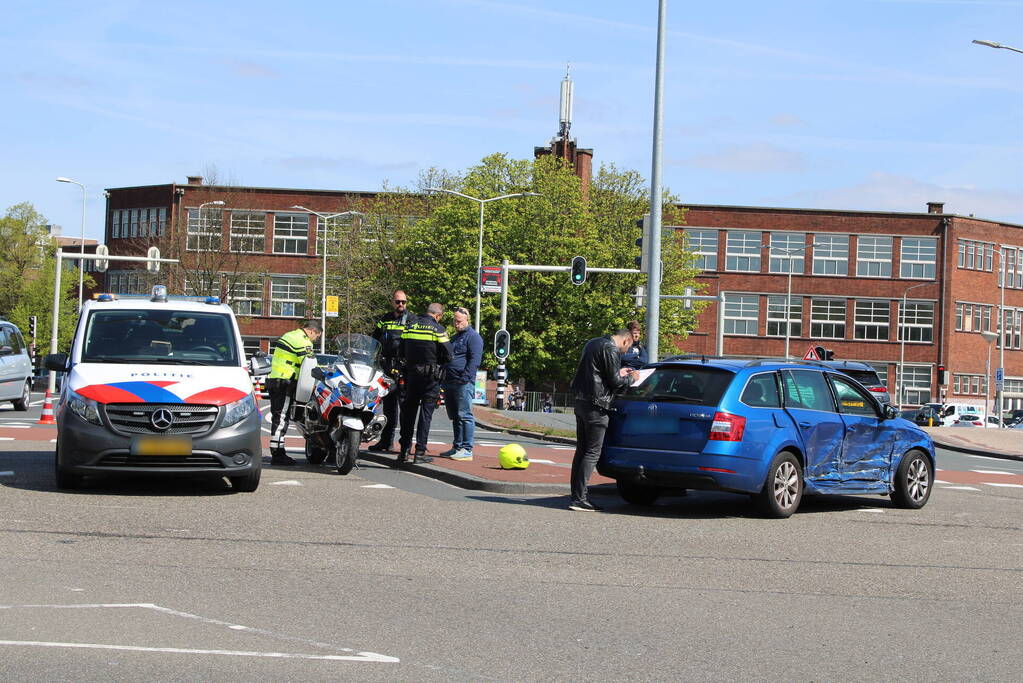 Taxi en personenwagen botsen op kruising