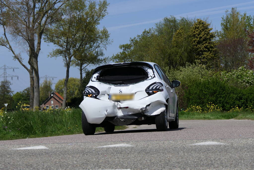 Bestuurster personenwagen gewond bij botsing met bestelbus