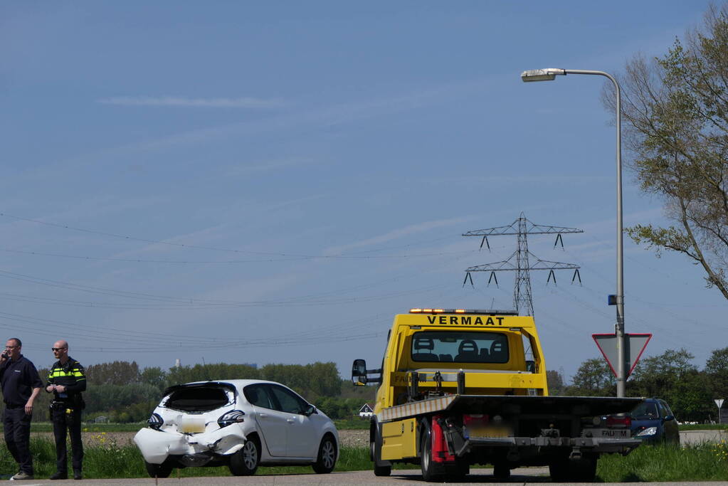 Bestuurster personenwagen gewond bij botsing met bestelbus