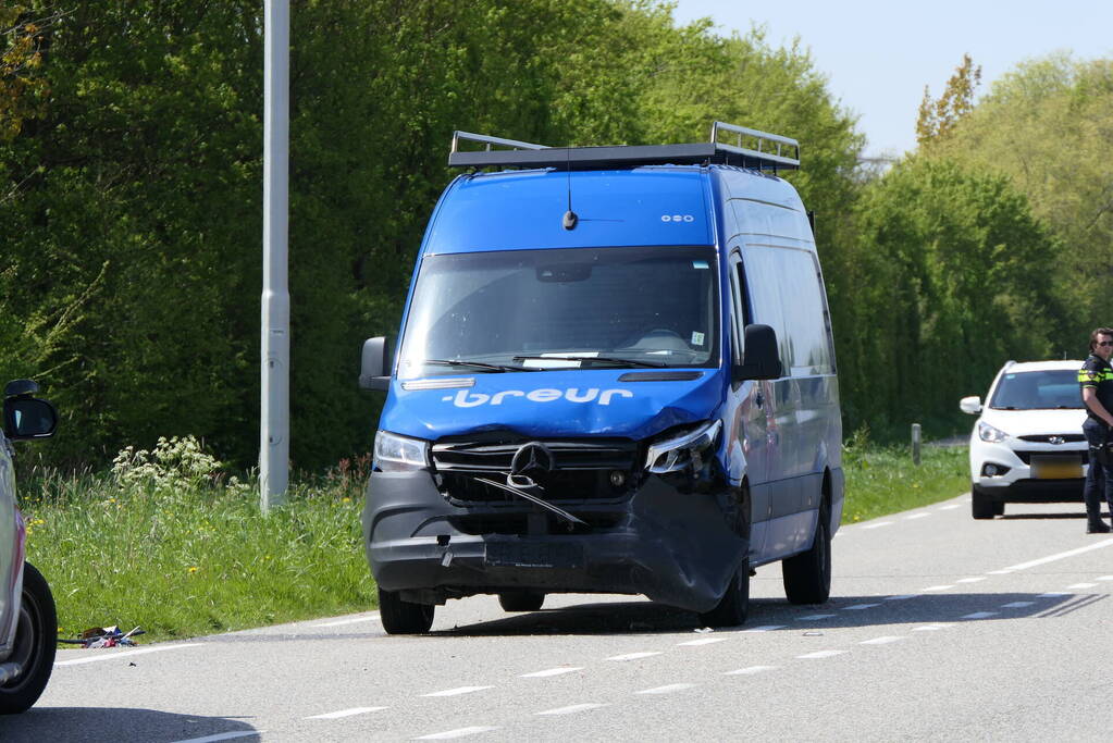 Bestuurster personenwagen gewond bij botsing met bestelbus