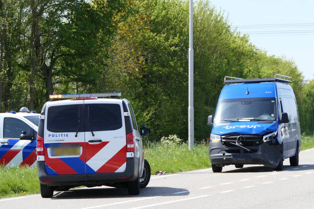 Bestuurster personenwagen gewond bij botsing met bestelbus