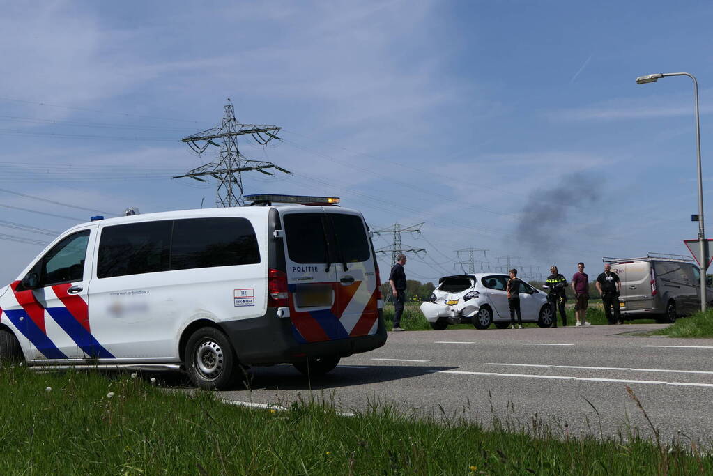 Bestuurster personenwagen gewond bij botsing met bestelbus