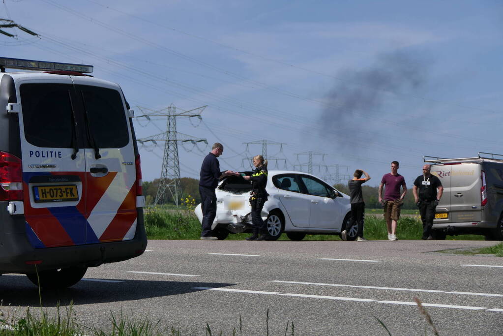 Bestuurster personenwagen gewond bij botsing met bestelbus