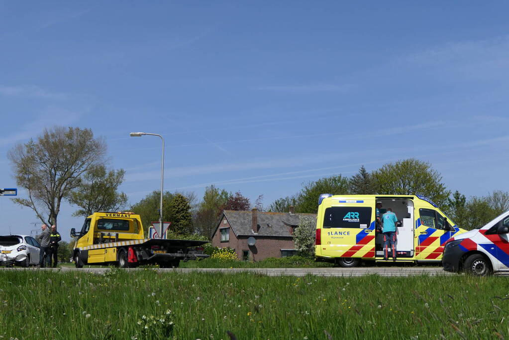 Bestuurster personenwagen gewond bij botsing met bestelbus