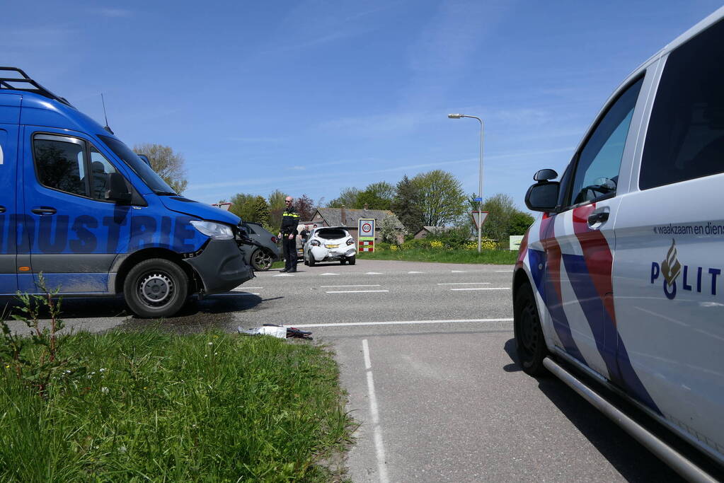 Bestuurster personenwagen gewond bij botsing met bestelbus