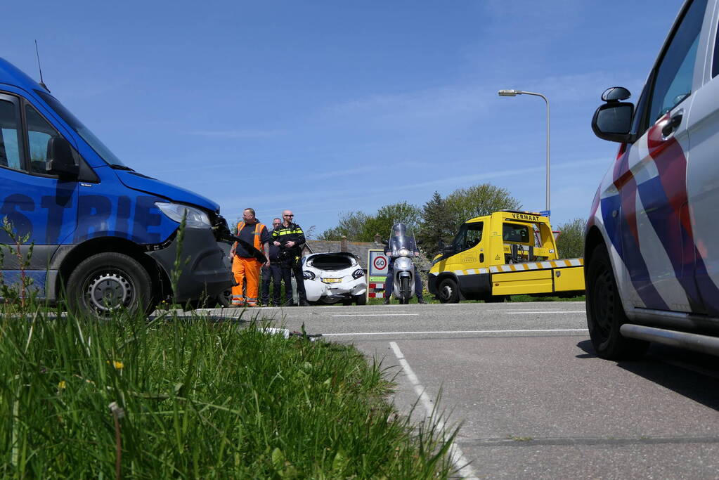 Bestuurster personenwagen gewond bij botsing met bestelbus