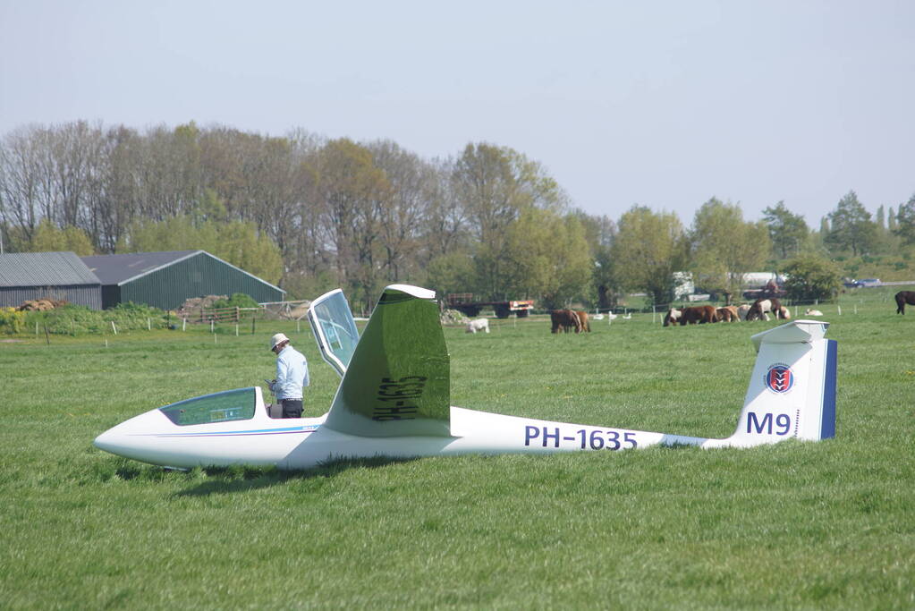 Zweefvliegtuig maakt landing in weiland