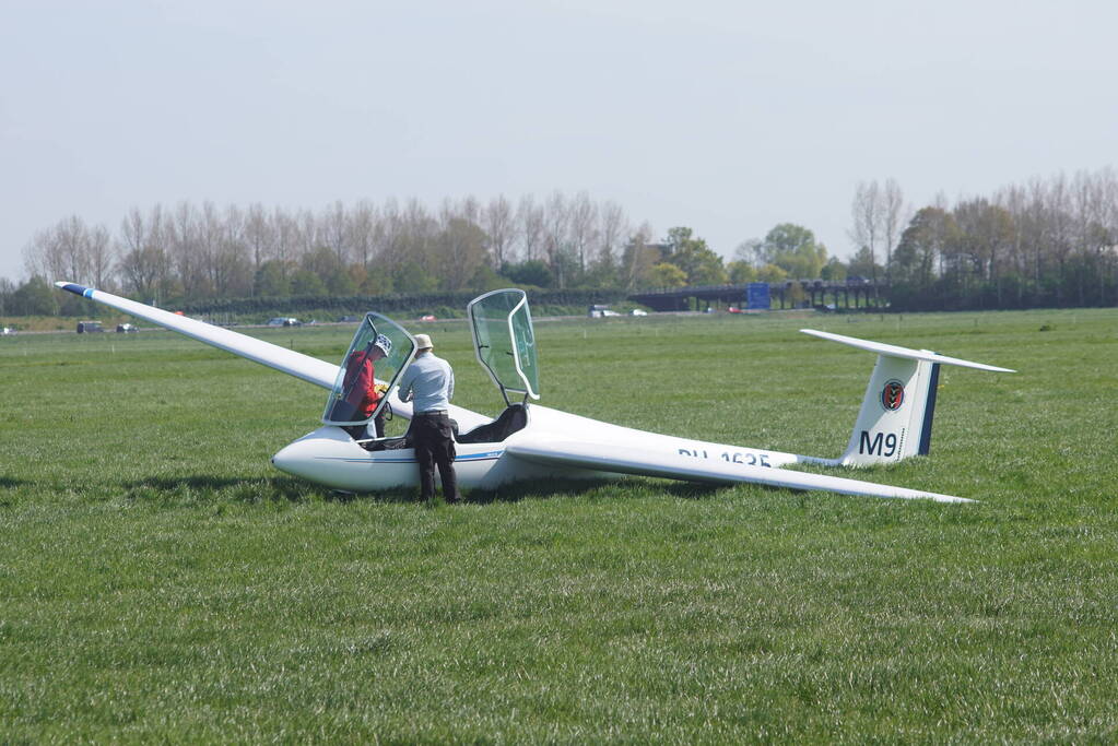 Zweefvliegtuig maakt landing in weiland