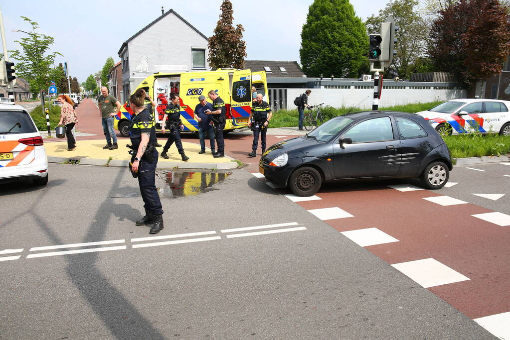 Overstekende fietser geschept door automobilist